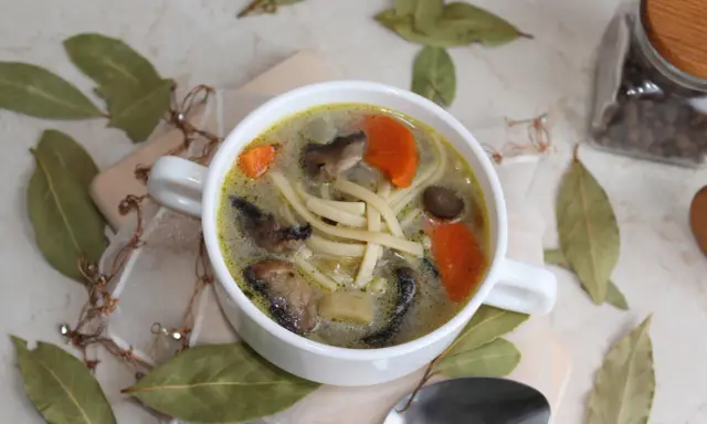Perfekcyjna zupa pieczarkowa z makaronem? Przepis, który zawsze się uda