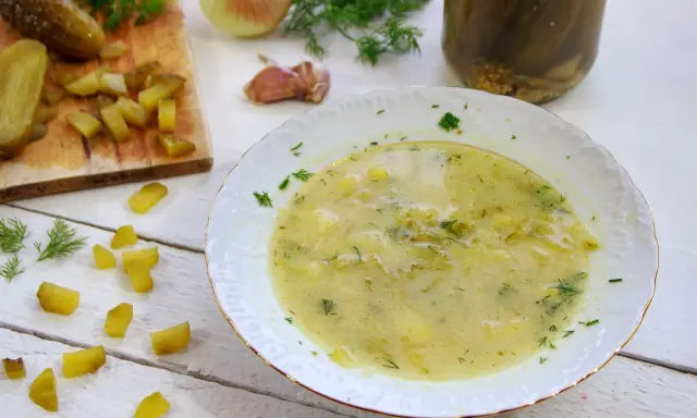 Domowe ogórki tarte na zupę ogórkową: Przepis babci na zimę