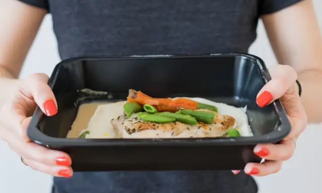 Miesięczny catering: ile kosztuje? Oszczędź do 1000 zł!