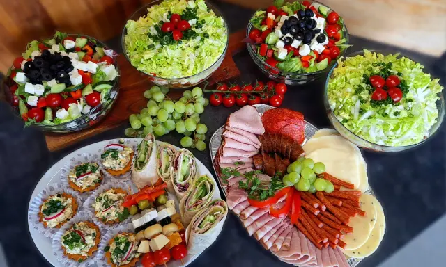 Catering na 20 osób: Ile kosztuje? Odkryj ceny i uniknij pułapek!