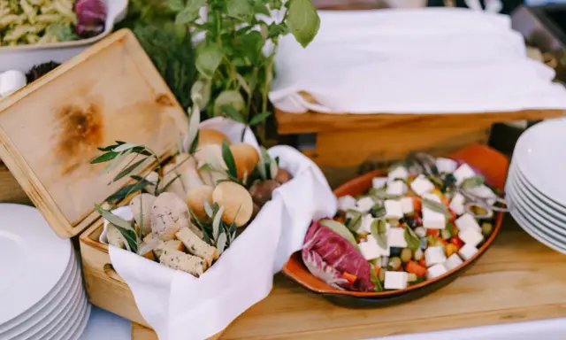 Catering na 50 osób: Od 2000 do 15000 zł co wpływa na cenę?
