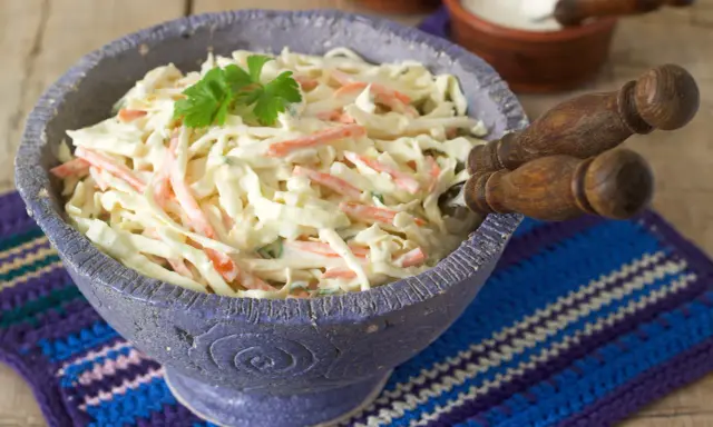 Surówka z białej kapusty jak z restauracji? Poznaj sekret!
