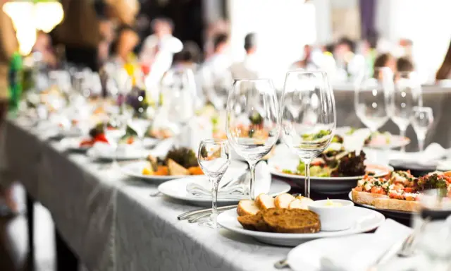 Catering: Kiedy się opłaca? Koszty, czas i efekt WOW na Twojej imprezie.
