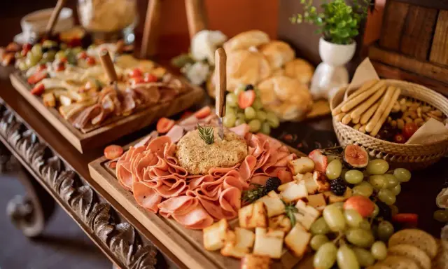 Catering: Ile za osobę? Poznaj ceny i zaoszczędź na imprezie