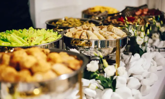 Ile kosztuje catering na 15 osób? Uniknij ukrytych opłat!