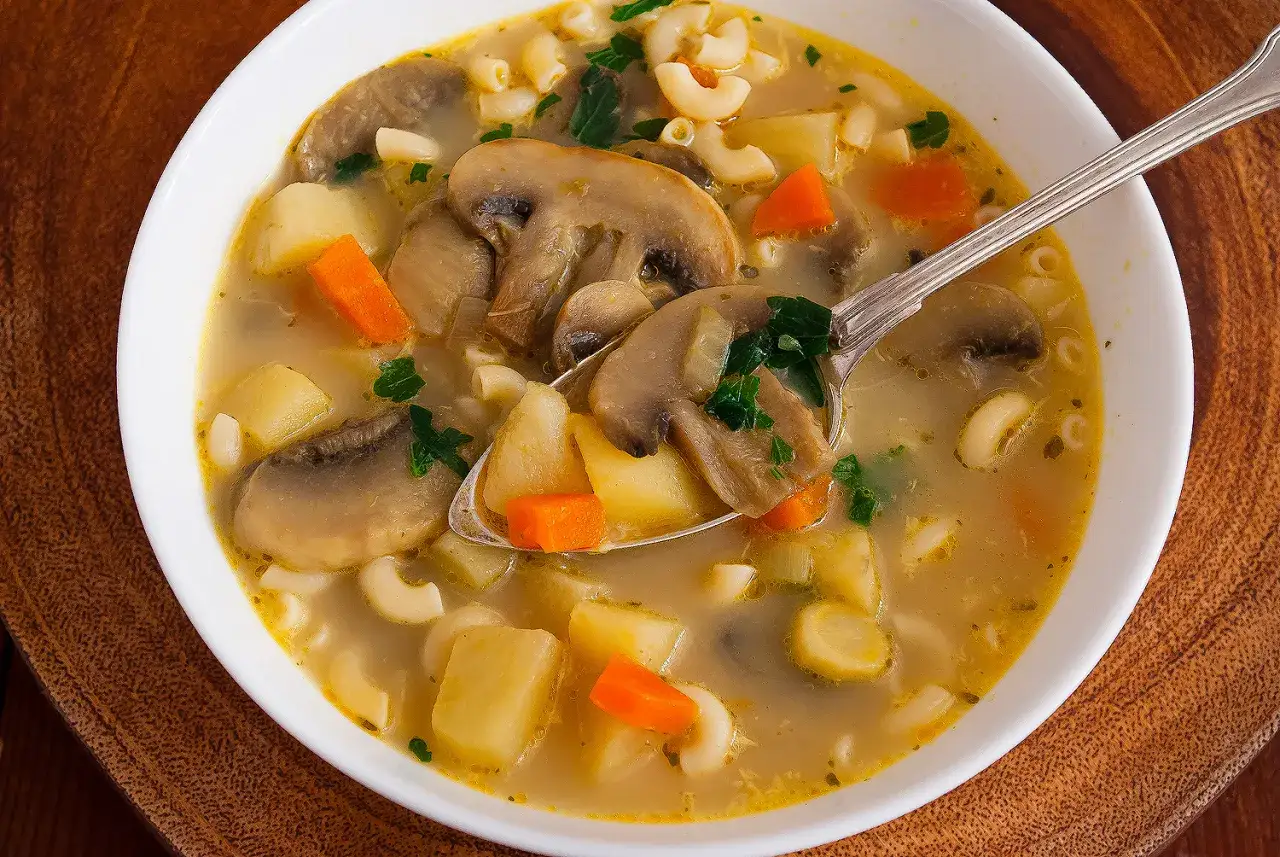 zupa pieczarkowa z ziemniakami i makaronem