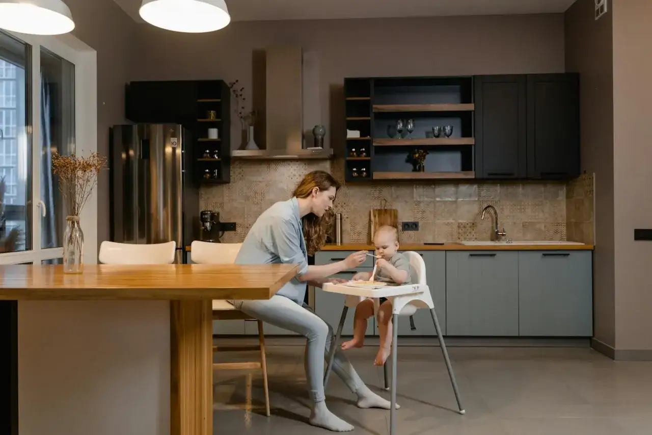 rodzina gotująca w apartamencie