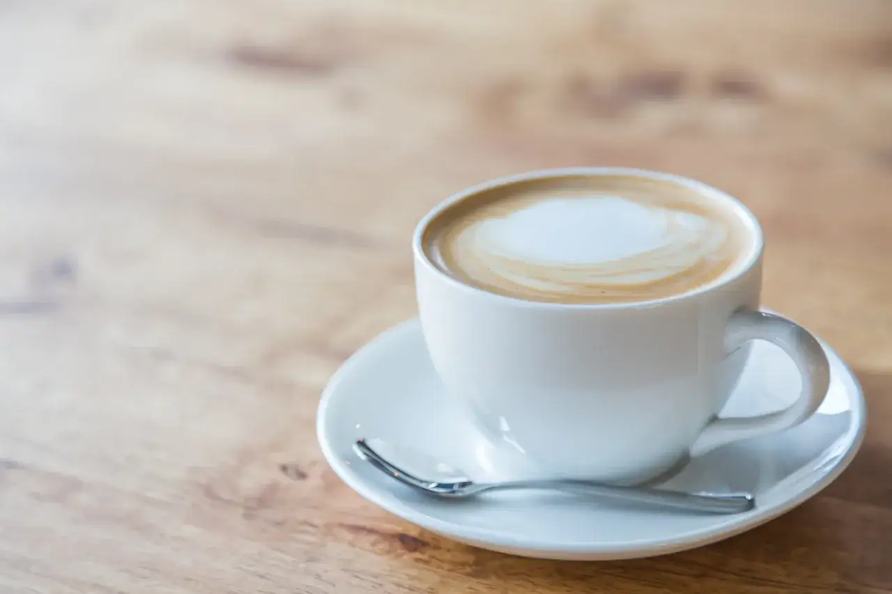 jak zrobić flat white w domu, domowe flat white przepis, spienianie mleka do kawy