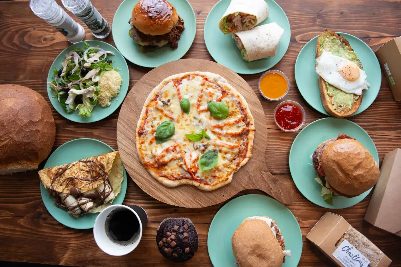 Popularne dania na wynos w Polsce: pizza, kebab, burger