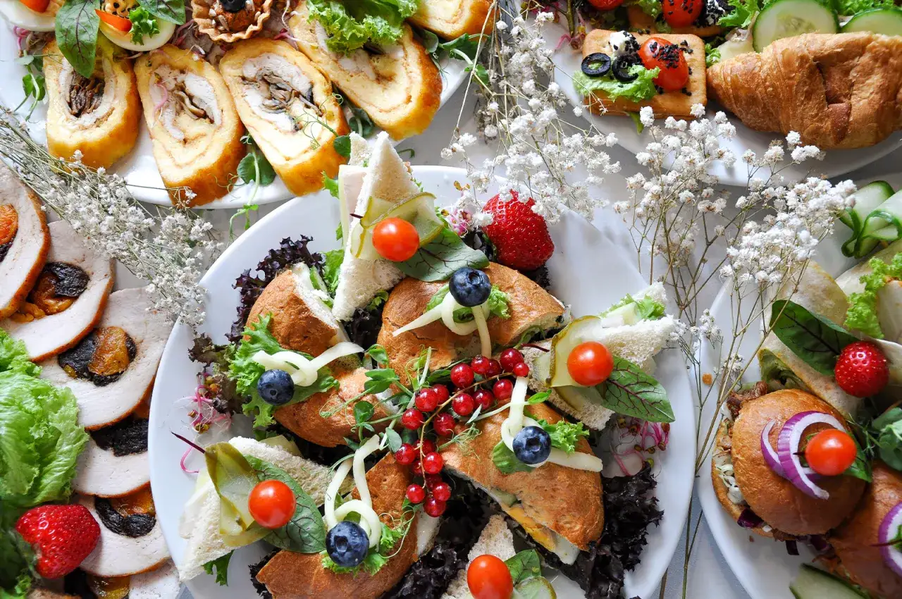 catering zimna płyta vs dania ciepłe porównanie