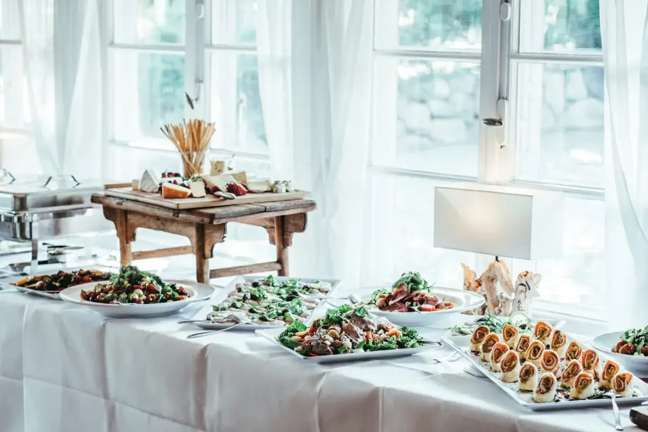 różne formy cateringu, bufet, serwis stołowy, finger food