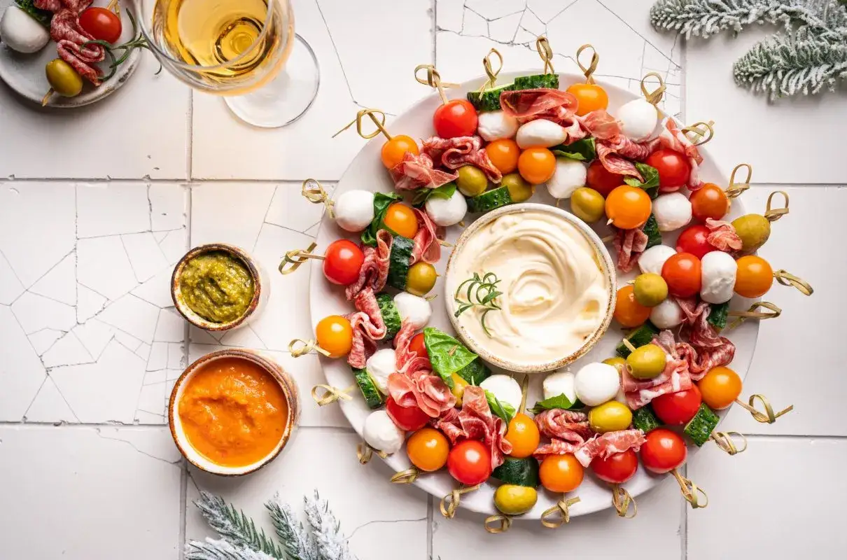 Stół z różnorodnymi przekąskami typu finger food na imprezie urodzinowej