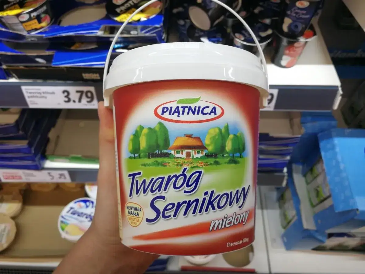 r&oacute;żne rodzaje sera twarogowego w wiaderku
