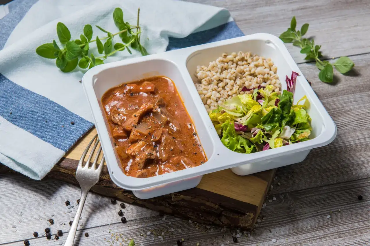 catering dla pracownik&oacute;w, posiłek w biurze