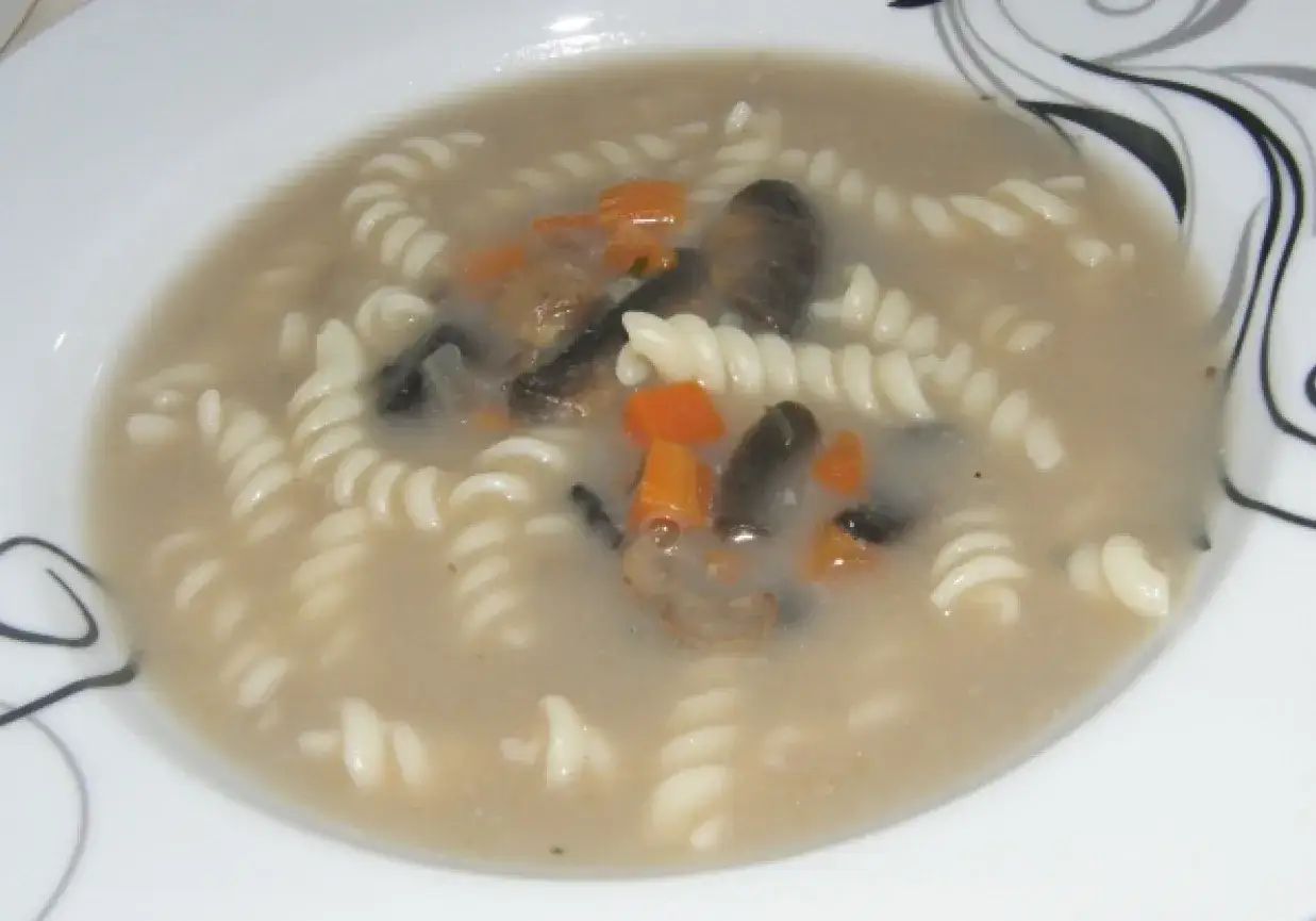 Składniki na zupę pieczarkową z makaronem