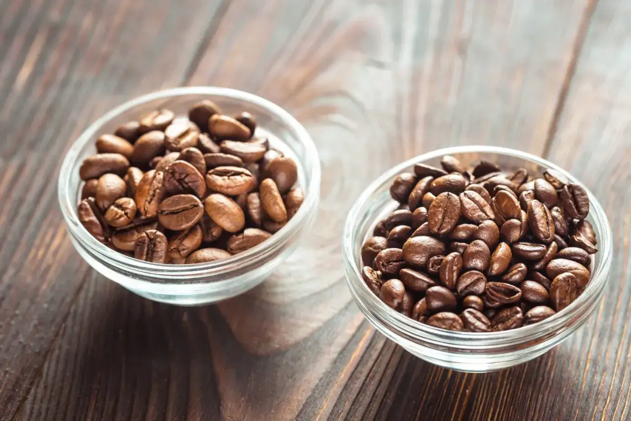 Por&oacute;wnanie ziaren kawy Arabica i Robusta