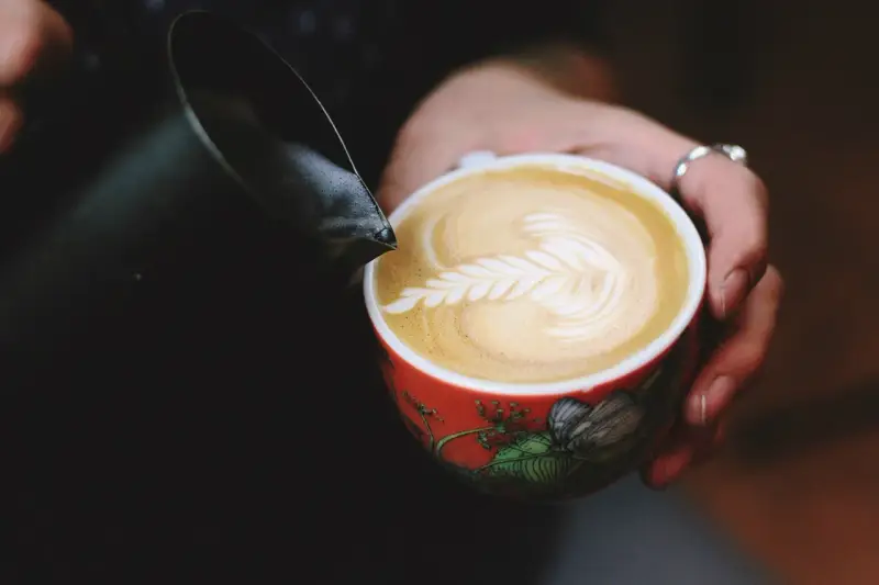 Idealna pianka do kawy w domu: Spień mleko jak barista!